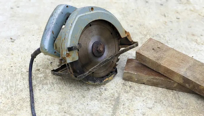 Why does a circular saw stop working properly and how to overcome it